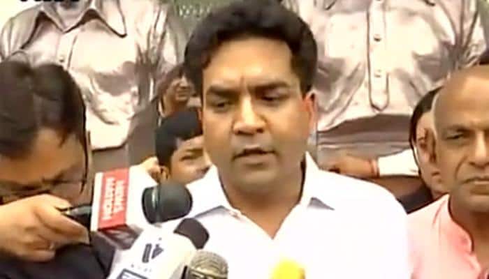 கெஜ்ரிவால் மீது ஊழல் குற்றசாட்டு கூறிய கபில் மிஸ்ராவுக்கு அடி உதை - வீடியோ கெஜ்ரிவால் மீது ஊழல் குற்றசாட்டு கூறிய கபில் மிஸ்ராவுக்கு அடி உதை - வீடியோ