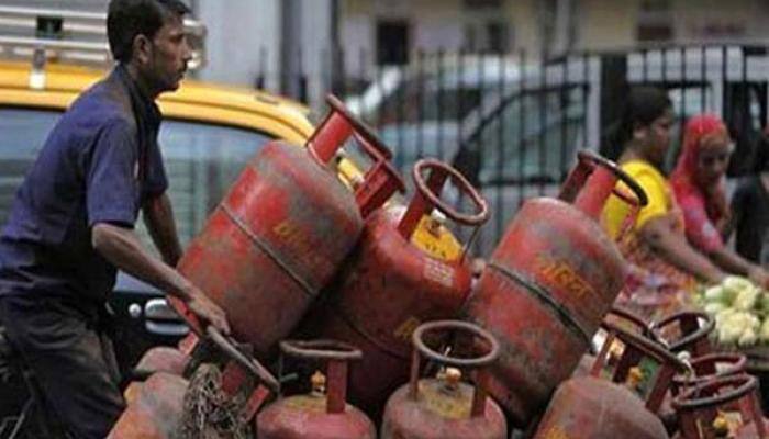 ஜிஎஸ்டி விளைவு: சிலிண்டர் ரூ.32 உயர்வு; 6 ஆண்டுகளில் முதல்முறை! ஜிஎஸ்டி விளைவு: சிலிண்டர் ரூ.32 உயர்வு; 6 ஆண்டுகளில் முதல்முறை!