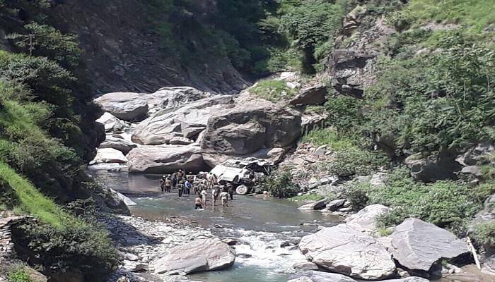 அமர்நாத் யாத்திரை சென்ற பக்தர்கள் பஸ் கவிழ்ந்து 16 பேர் பலி அமர்நாத் யாத்திரை சென்ற பக்தர்கள் பஸ் கவிழ்ந்து 16 பேர் பலி