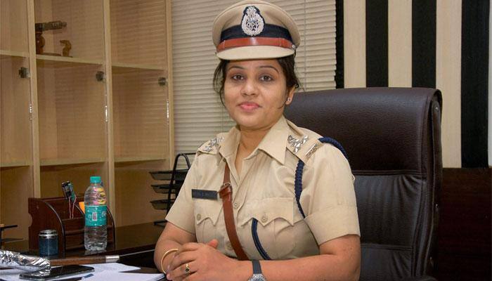 சசிகலா மீது புகார் கூறிய சிறைத்துறை டிஐஜி ரூபா திடீர் பணிமாற்றம் சசிகலா மீது புகார் கூறிய சிறைத்துறை டிஐஜி ரூபா திடீர் பணிமாற்றம்