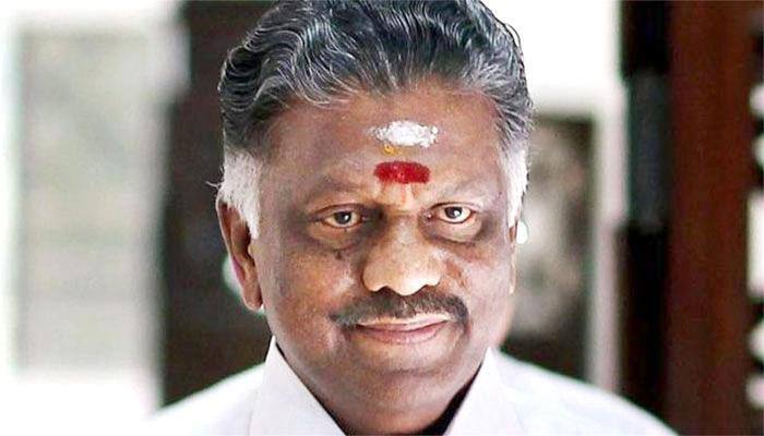 கத்தியுடன், முன்னாள் முதல்வரை வரவேற்க வந்த தொண்டர் கத்தியுடன், முன்னாள் முதல்வரை வரவேற்க வந்த தொண்டர்