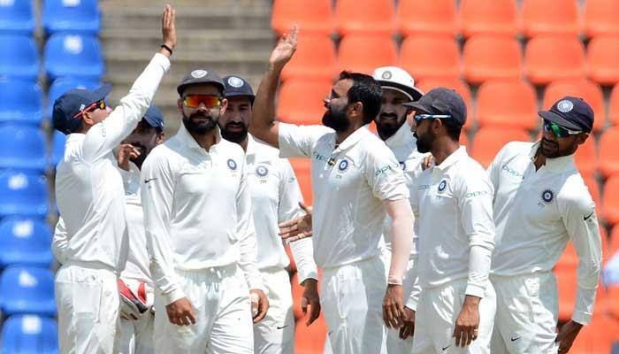 கடைசி டெஸ்ட்: தடுமாறும் இலங்கை!! 135 ரன்களுக்கு ஆல்-அவுட் கடைசி டெஸ்ட்: தடுமாறும் இலங்கை!! 135 ரன்களுக்கு ஆல்-அவுட்