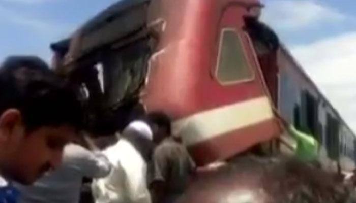 விழுப்புரம்: டிராக்டர் மீது ரயில் மோதி விபத்து! விழுப்புரம்: டிராக்டர் மீது ரயில் மோதி விபத்து!