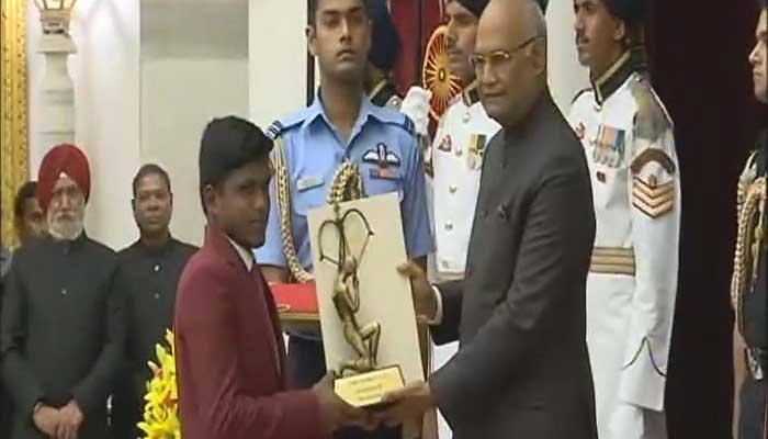 தமிழக வீரர்களுக்கு அர்ஜுனா விருது வழங்கினார் ஜனாதிபதி தமிழக வீரர்களுக்கு அர்ஜுனா விருது வழங்கினார் ஜனாதிபதி