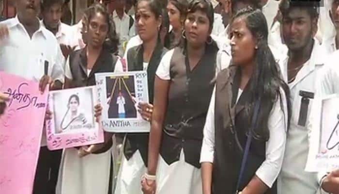 #RIPAnitha : நீட் ரத்து செய்க - சட்ட கல்லூரி மாணவர்கள் ஆர்ப்பாட்டம்