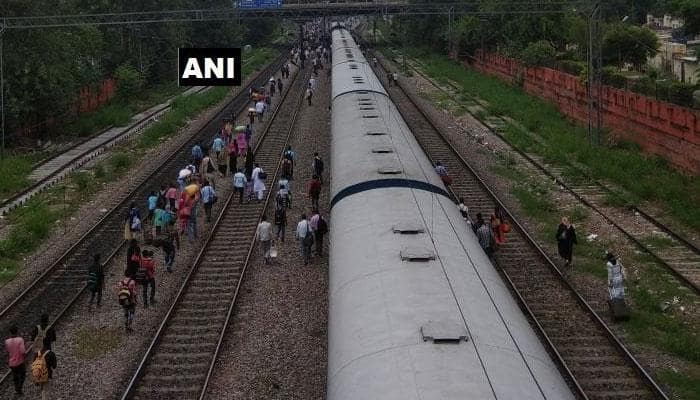 டெல்லியில் ராஜ்தானி விரைவு ரயில் தடம் புரண்டது; மக்கள் சேப்