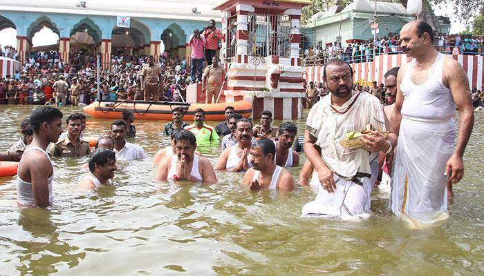 மகாபுஷ்கர விழா: முதல்வர் புனித நீராடல்! title=