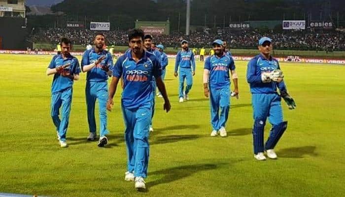 இந்தியாவிற்கு வெற்றி இலக்கு 294 ரன்கள் மட்டும்! இந்தியாவிற்கு வெற்றி இலக்கு 294 ரன்கள் மட்டும்!