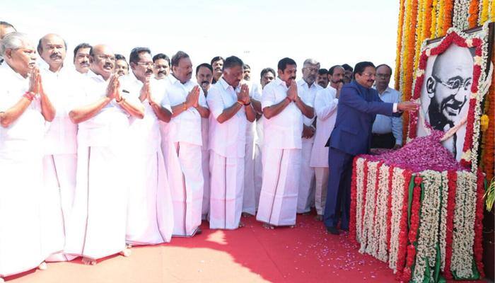 மெரினாவில் காந்திசிலைக்கு மரியாதை செலுத்தும் பொருப்பு ஆளுநர்! மெரினாவில் காந்திசிலைக்கு மரியாதை செலுத்தும் பொருப்பு ஆளுநர்!