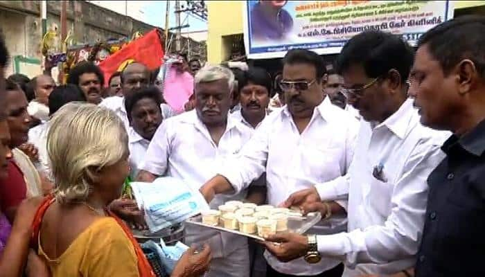 தேமுதிக சார்பில் ‘டெங்கு விழிப்புணர்வு கையேடு’ வினியோகம்!