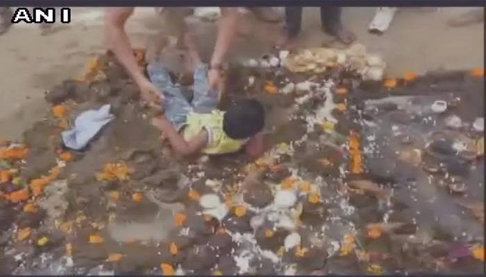 மாட்டு சாணத்தில் குழந்தையை படுக்கவைத்து நூதன வழிபாடு! மாட்டு சாணத்தில் குழந்தையை படுக்கவைத்து நூதன வழிபாடு!