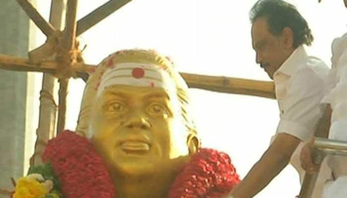 முத்துராமலிங்க தேவர் நினைவிடத்தில் மரியாதை செலுத்திய ஸ்டாலின்