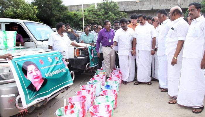 200 நடமாடும் மருத்துவ முகாம்கள்: முதல்வர் தொடங்கி வைத்தார்! 200 நடமாடும் மருத்துவ முகாம்கள்: முதல்வர் தொடங்கி வைத்தார்!