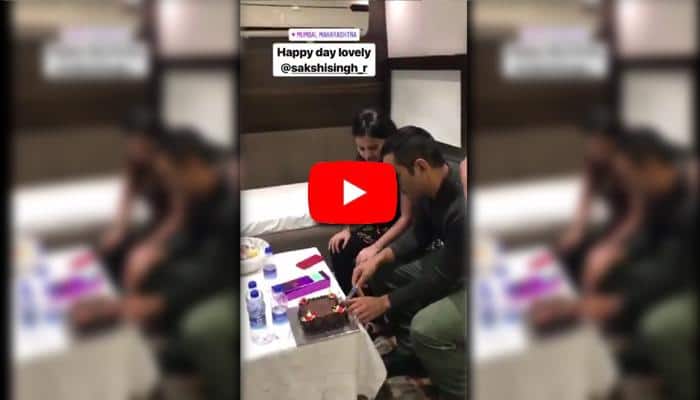 வீடியோ: தோனி மனைவியின் பிறந்தநாள் கொண்டாட்டம்! வீடியோ: தோனி மனைவியின் பிறந்தநாள் கொண்டாட்டம்!