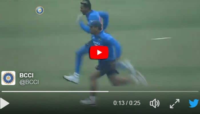 Video: டோனி-யை மிஞ்சும் பாண்டியா, விட்டு கொடுக்காமல் டோனி! Video: டோனி-யை மிஞ்சும் பாண்டியா, விட்டு கொடுக்காமல் டோனி!