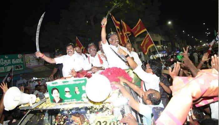 ஆர்.கே.நகர் விவகாரம்: தேர்தல் ஆணையத்தில் குவியும் புகார்கள்! ஆர்.கே.நகர் விவகாரம்: தேர்தல் ஆணையத்தில் குவியும் புகார்கள்!
