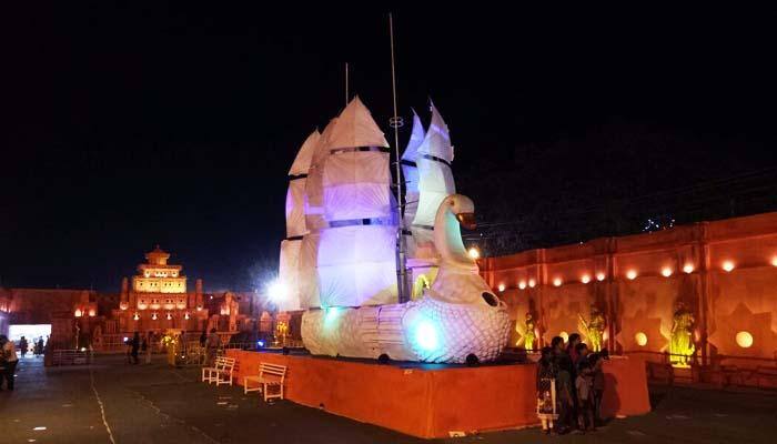 மதுரையிலும் பாகுபலி மகிழ்மதி கோட்டை வந்தாச்சு! மதுரையிலும் பாகுபலி மகிழ்மதி கோட்டை வந்தாச்சு!