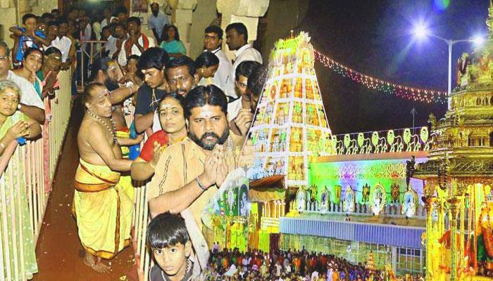புத்தாண்டு 2018: கோவில்களில் சிறப்பு வழிபாடு! புத்தாண்டு 2018: கோவில்களில் சிறப்பு வழிபாடு!