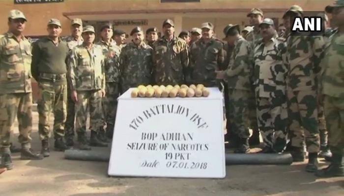 எல்லைப் பகுதியில் பதுக்கி வைக்கப்பட்ட ஹெராயின் பொட்டலங்கள் கண்டெடுப்பு! எல்லைப் பகுதியில் பதுக்கி வைக்கப்பட்ட ஹெராயின் பொட்டலங்கள் கண்டெடுப்பு!