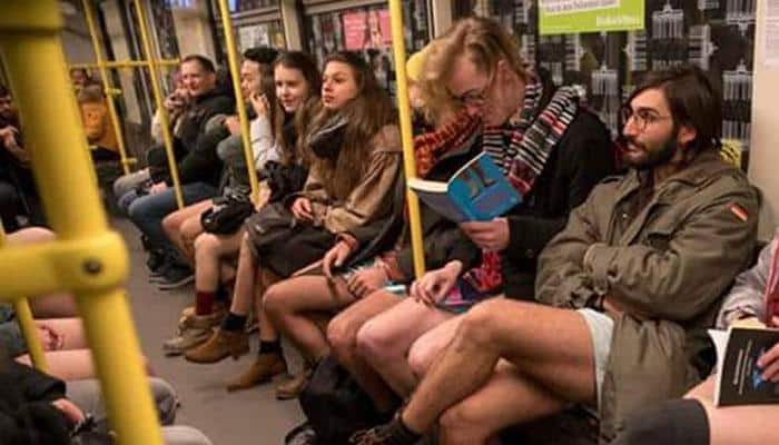 &#039;No Pants Subway Ride&#039;- பேண்ட் அணியாமல் ரயிலில் பயணம் செய்யும் மக்கள்! 