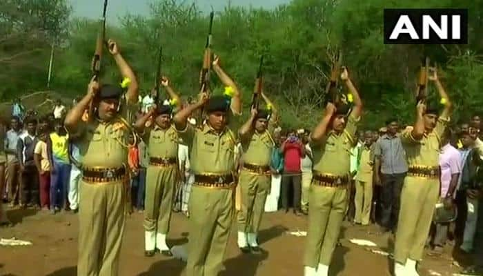 ஜம்மு-வில் வீரமரணம் அடைந்த தமிழக வீரர் சுரேஷ் உடல் தருமபுரியில் அடக்கம்!! title=