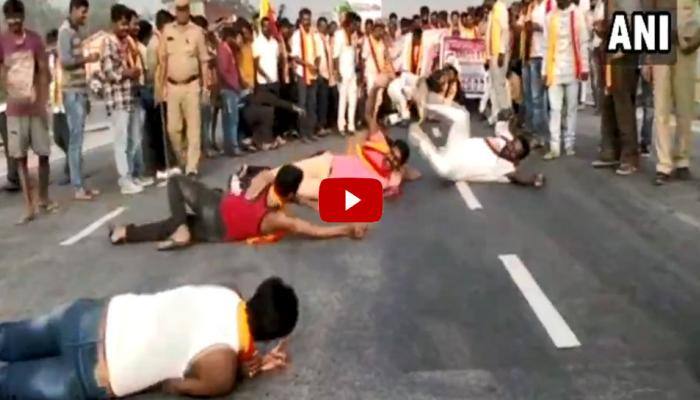 வீடியோ: ''தண்ணீர்'' வேண்டி தரையில் உருண்ட கன்னட அமைப்பினர்!! வீடியோ: ''தண்ணீர்'' வேண்டி தரையில் உருண்ட கன்னட அமைப்பினர்!!
