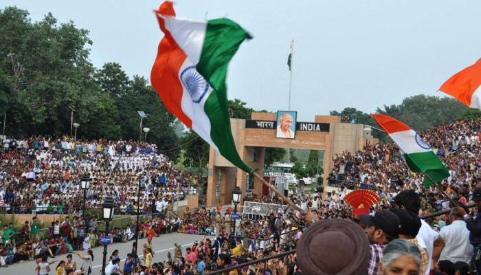 முழக்கங்களுடன் வாகா எல்லையில் கொடியிறக்கும் நிகழ்ச்சி நடைபெற்றது! முழக்கங்களுடன் வாகா எல்லையில் கொடியிறக்கும் நிகழ்ச்சி நடைபெற்றது!