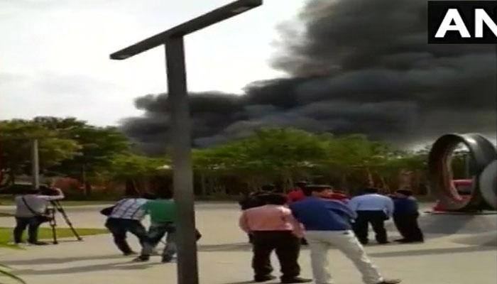 குஜராத் தொழில்நுட்ப-பகுதியில் திடீர் தீ விபத்து!! குஜராத் தொழில்நுட்ப-பகுதியில் திடீர் தீ விபத்து!!