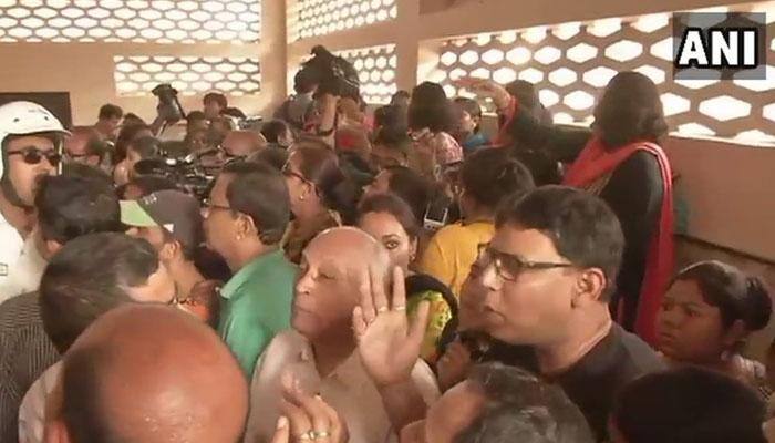 2-ம் வகுப்பு மாணவியை பாலியல் பலாத்காரம் செய்த ஆசிரியர்! 2-ம் வகுப்பு மாணவியை பாலியல் பலாத்காரம் செய்த ஆசிரியர்!