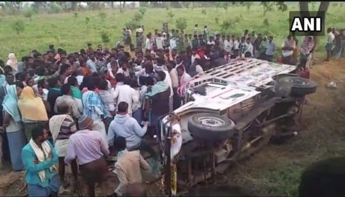 பேருந்தின் குறுக்கே ஒட்டகம் பாய்ந்ததில் இருவர் பலி!