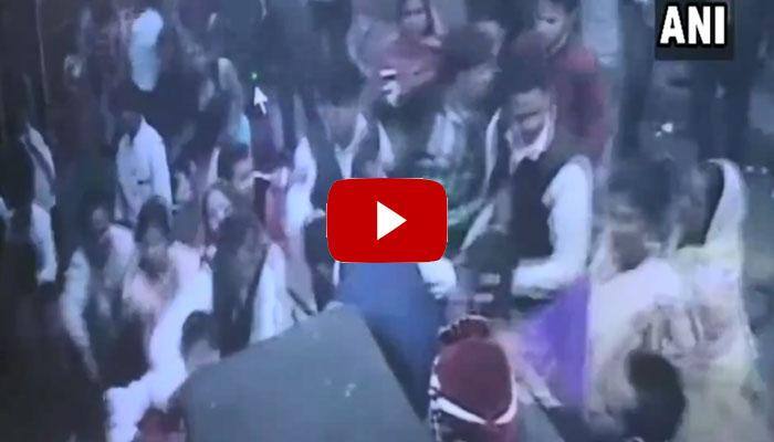 Viral Video: மணப்பெண்ணுடன் நெருக்கமாக செல்ஃபி எடுத்த இளைஞர்கள்! Viral Video: மணப்பெண்ணுடன் நெருக்கமாக செல்ஃபி எடுத்த இளைஞர்கள்!