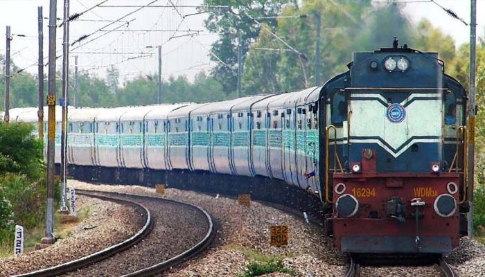 நாகையில் மீண்டும் ரயில் போக்குவரத்து துவங்க ஆளுநருக்கு மனு! நாகையில் மீண்டும் ரயில் போக்குவரத்து துவங்க ஆளுநருக்கு மனு!