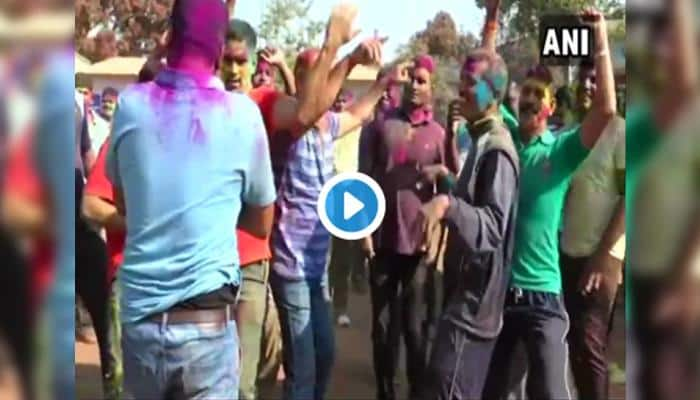 Video: ஹோலி பண்டிகை கொண்டாடும் பாதுகாப்பு படையினர்!