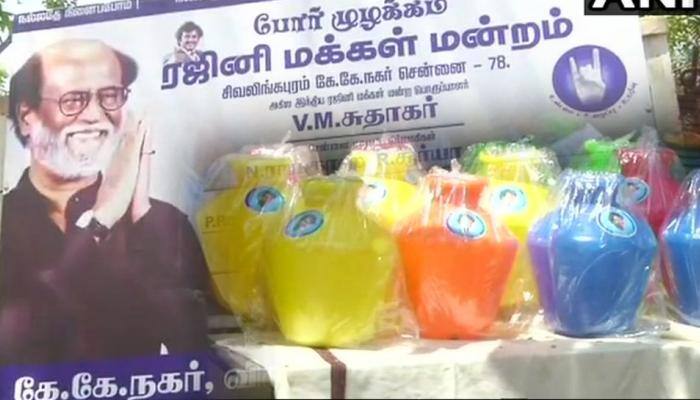 ஏழைகளுக்கு பரிசுகள் வழங்கிய ரஜினி மக்கள் மன்றம் நிர்வாகிகள் title=