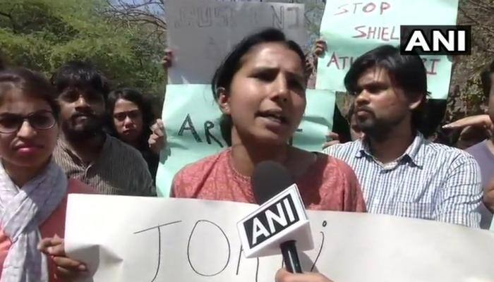 JNU பல்கலை., பேராசிரியருக்கு எதிராக மாணவர்கள் போராட்டம்! JNU பல்கலை., பேராசிரியருக்கு எதிராக மாணவர்கள் போராட்டம்!
