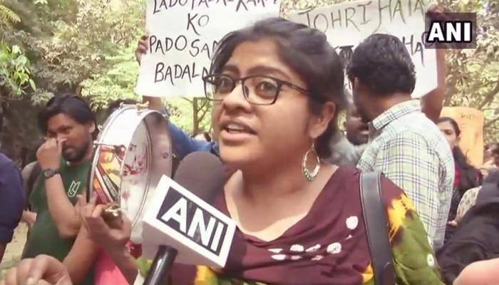 JNU பேராசிரியர்-க்கு எதிராக மீண்டும் போராட்டம்! JNU பேராசிரியர்-க்கு எதிராக மீண்டும் போராட்டம்!