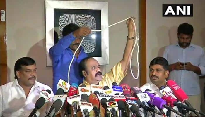 அதிமுக MP-க்கு தூக்கு கயிறு வழங்கிய TTV ஆதரவாளர்! அதிமுக MP-க்கு தூக்கு கயிறு வழங்கிய TTV ஆதரவாளர்!