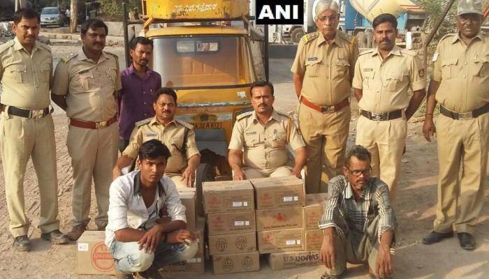 கர்நாட்டகாவில் சட்டவிரோதமாக மதுபானம் கடத்திய 2 பேர் கைது! கர்நாட்டகாவில் சட்டவிரோதமாக மதுபானம் கடத்திய 2 பேர் கைது!