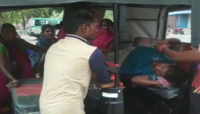 மருத்துவர் இல்லை; AutoRickshaw-வில் பிரசவம் நடந்த அவலம்! மருத்துவர் இல்லை; AutoRickshaw-வில் பிரசவம் நடந்த அவலம்!
