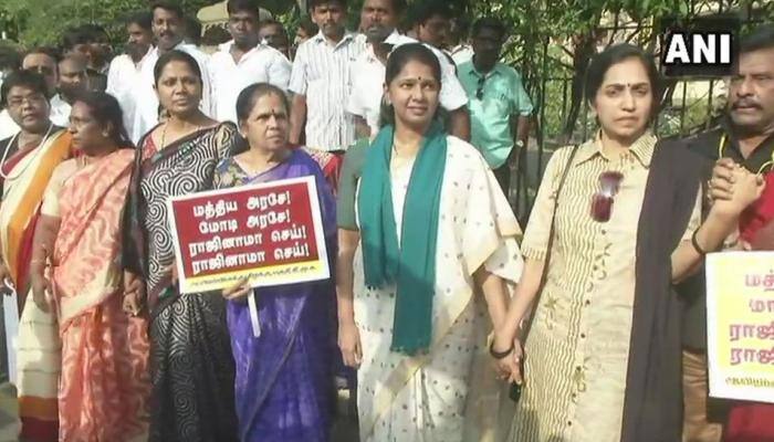 பா.ஜ.க.வும், அ.தி.மு.க.வும் இரட்டைக்குழல் துப்பாக்கி -கனிமொழி பொளார் பா.ஜ.க.வும், அ.தி.மு.க.வும் இரட்டைக்குழல் துப்பாக்கி -கனிமொழி பொளார்