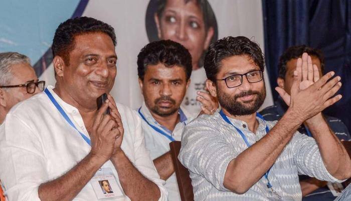 கர்நாடகா யுத்தம்: பிரகாஷ் ராஜ், ஜிக்னேஷ் மேவானி மீது BJP புகார்! கர்நாடகா யுத்தம்: பிரகாஷ் ராஜ், ஜிக்னேஷ் மேவானி மீது BJP புகார்!