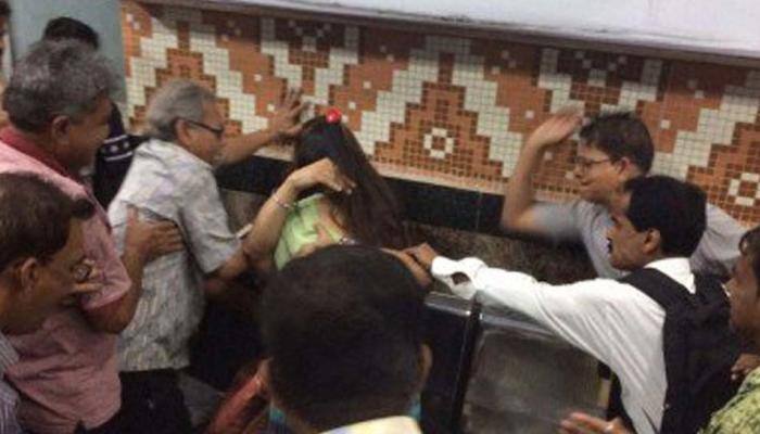 மெட்ரோவில் கட்டி பிடித்துகொண்ட காதல் ஜோடிக்கு சரமாரி அடி! மெட்ரோவில் கட்டி பிடித்துகொண்ட காதல் ஜோடிக்கு சரமாரி அடி!