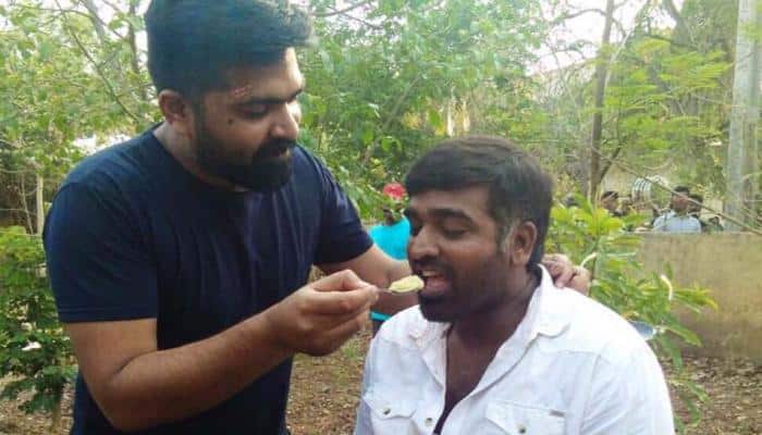 SeePics: விஜய் சேதுபதிக்கு உணவு ஊட்டிவிடும் நடிகர் சிம்பு!