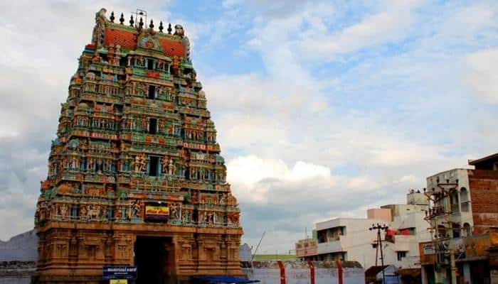 கருவறைக்கு நேர் எதிரில் கண்ணாடி வைத்திருப்பது ஏன் தெரியுமா?