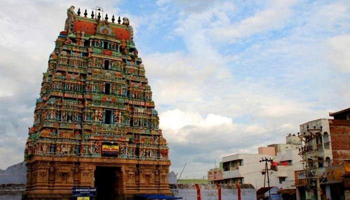 கருவறைக்கு நேர் எதிரில் கண்ணாடி வைத்திருப்பது ஏன் தெரியுமா? கருவறைக்கு நேர் எதிரில் கண்ணாடி வைத்திருப்பது ஏன் தெரியுமா?