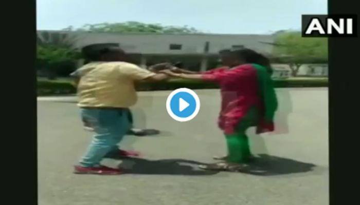 VIDEO: மாணவிக்கு ஆபாசமான செய்தி! இதுதான் பேராசிரியரின் கதி! VIDEO: மாணவிக்கு ஆபாசமான செய்தி! இதுதான் பேராசிரியரின் கதி!