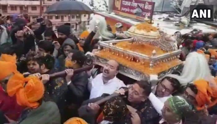 புகழ்பெற்ற பத்ரிநாதருக்கு 3.5 kg எடையுள்ள தங்க குடை காணிக்கை புகழ்பெற்ற பத்ரிநாதருக்கு 3.5 kg எடையுள்ள தங்க குடை காணிக்கை