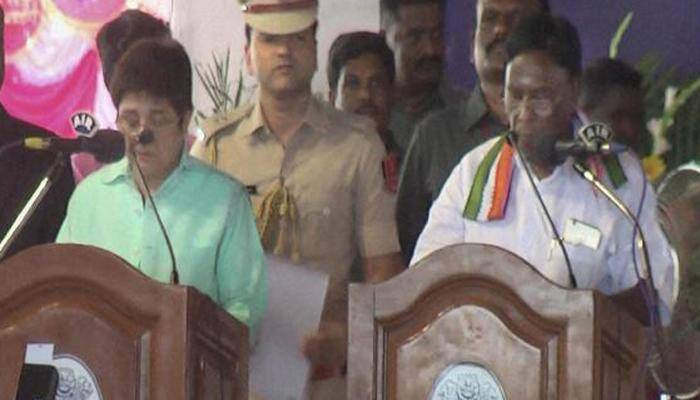 முதலமைச்சரை தமிழில் மொழிபெயர்க்க அழைத்த கிரண்பேடி: பரபரப்பு! முதலமைச்சரை தமிழில் மொழிபெயர்க்க அழைத்த கிரண்பேடி: பரபரப்பு!