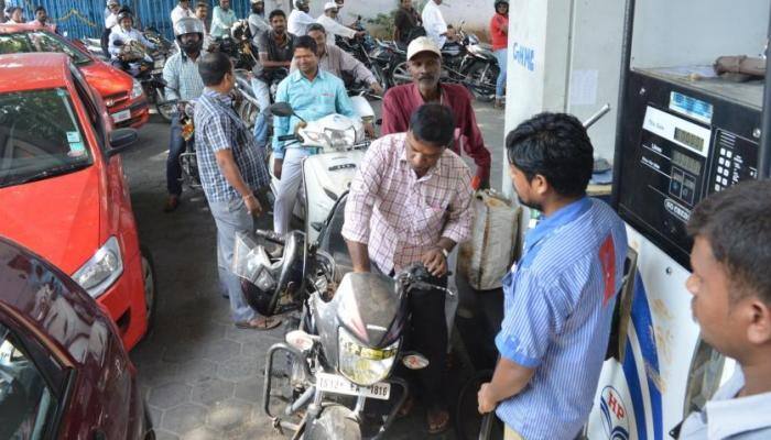 #Karnataka: வாக்காளர்களை கவர பெட்ரோல் விலையில் Re 1 தள்ளுபடி! #Karnataka: வாக்காளர்களை கவர பெட்ரோல் விலையில் Re 1 தள்ளுபடி!
