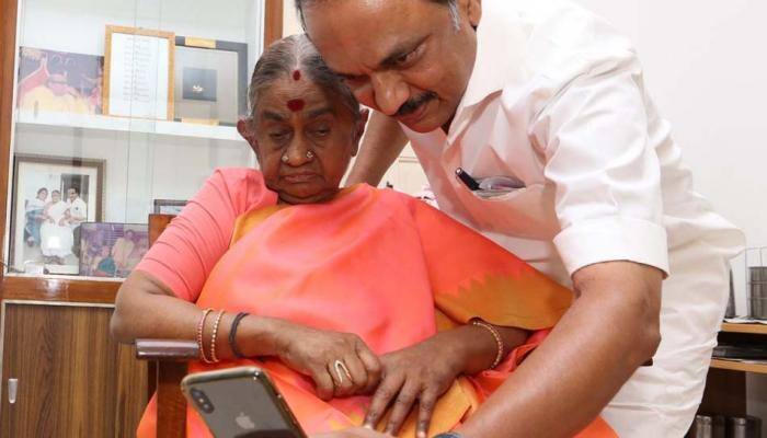 தன் தாயாருடன் செல்பி எடுத்துக்கொண்டு செயல் தலைவர்! தன் தாயாருடன் செல்பி எடுத்துக்கொண்டு செயல் தலைவர்!